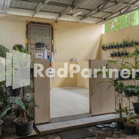 Vandhela Homestay Syariah Mitra Reddoorz Сурабая Екстер'єр фото