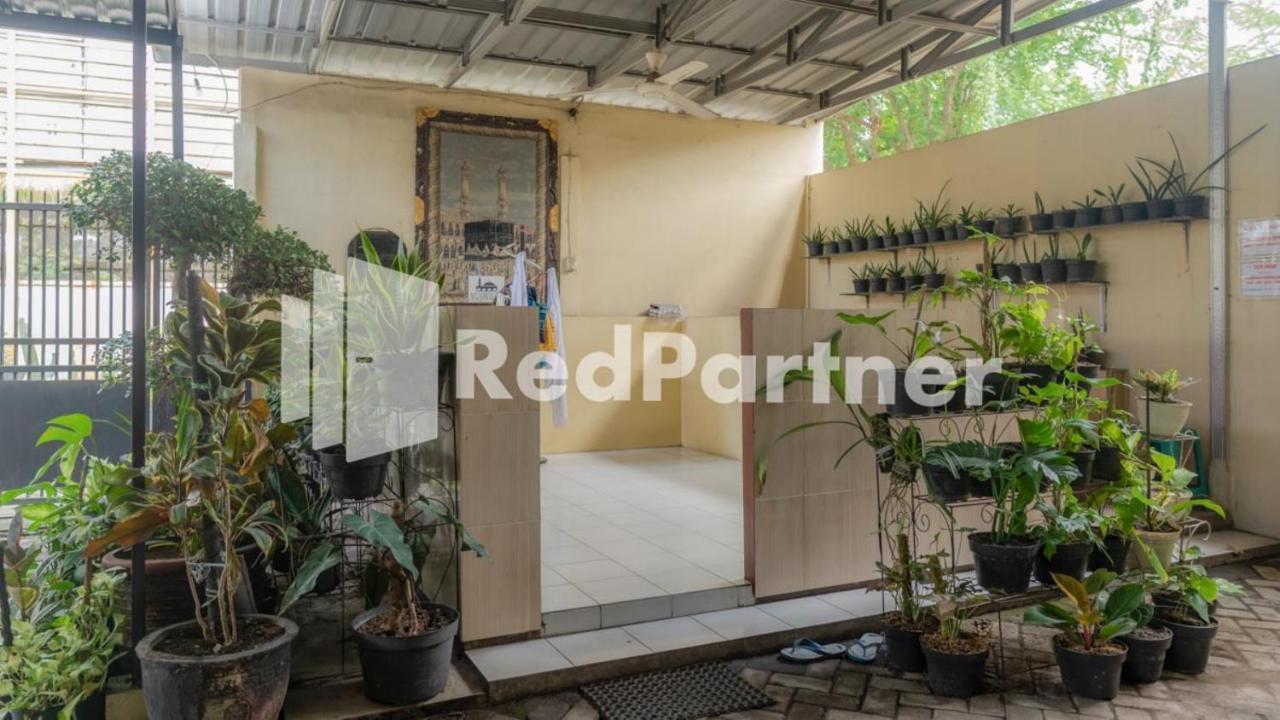Vandhela Homestay Syariah Mitra Reddoorz Сурабая Екстер'єр фото