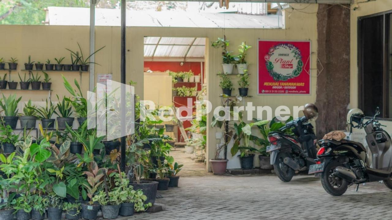 Vandhela Homestay Syariah Mitra Reddoorz Сурабая Екстер'єр фото