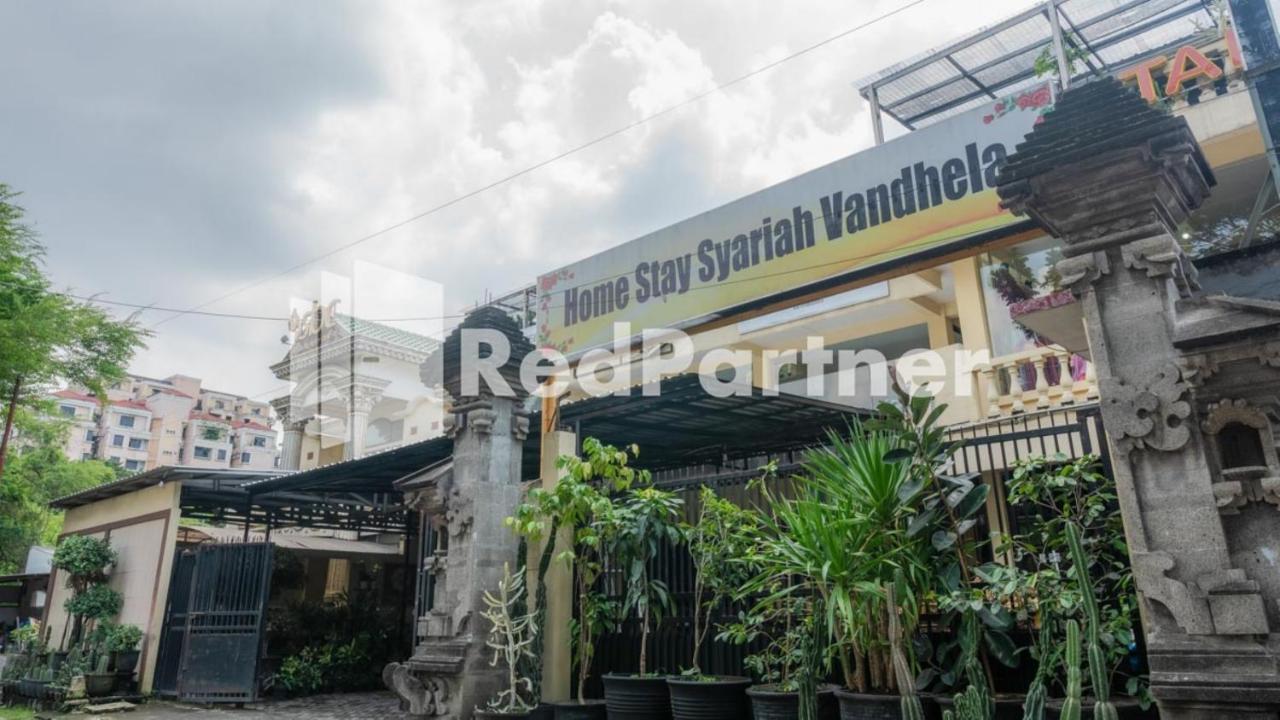 Vandhela Homestay Syariah Mitra Reddoorz Сурабая Екстер'єр фото